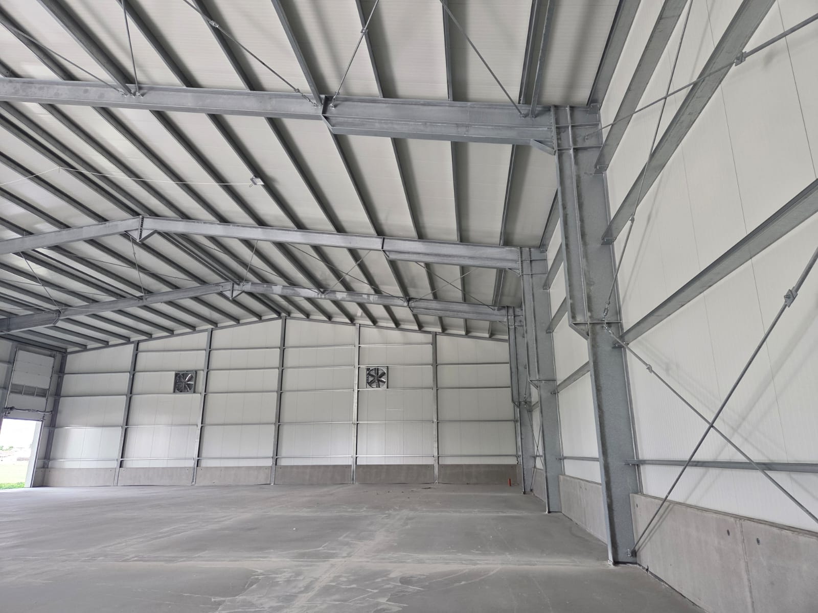 Angus Bau | Halle, Wand & Dach verzinkte Stahlkonstruktion & Betonboden | Hallenbau im Waldviertel | Waidhofen, Zwettl, Horn, Waidhofen